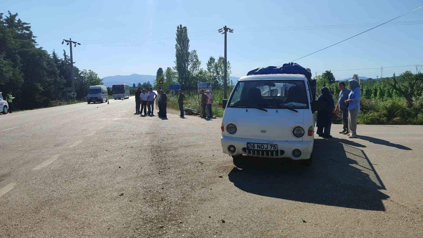 Motosiklet kamyonete çarptı, genç sürücü ağır yaralandı