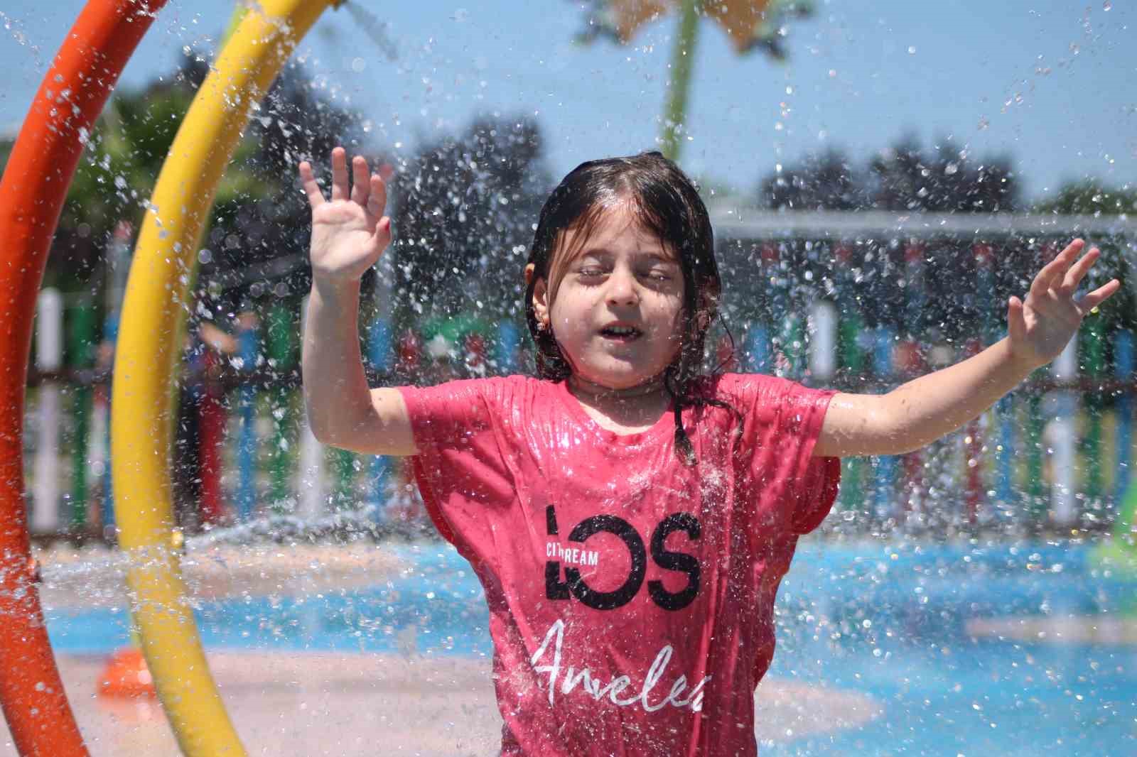 En sulu eğlence...40 derece sıcakta çocuklar hem eğlendi, hem serinledi