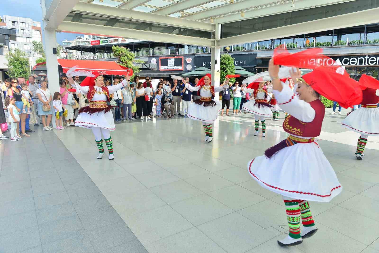 Dünya kültürleri Bursa sokaklarında