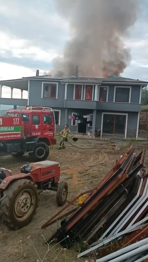 Sobayı benzinle yakmak istedi, evi yaktı