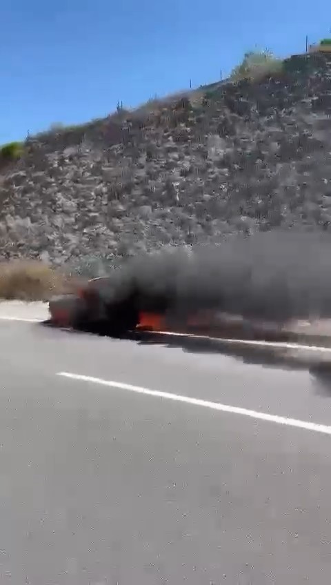 Seyir halindeki otomobil alev topuna döndü