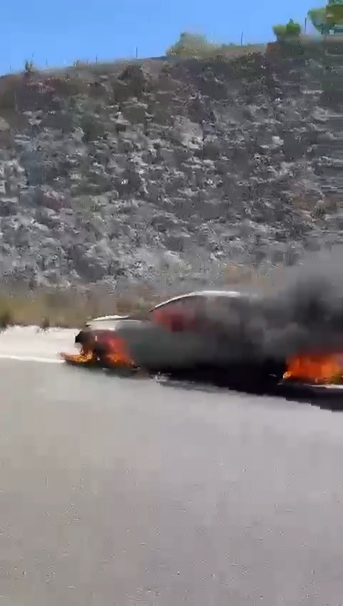 Seyir halindeki otomobil alev topuna döndü