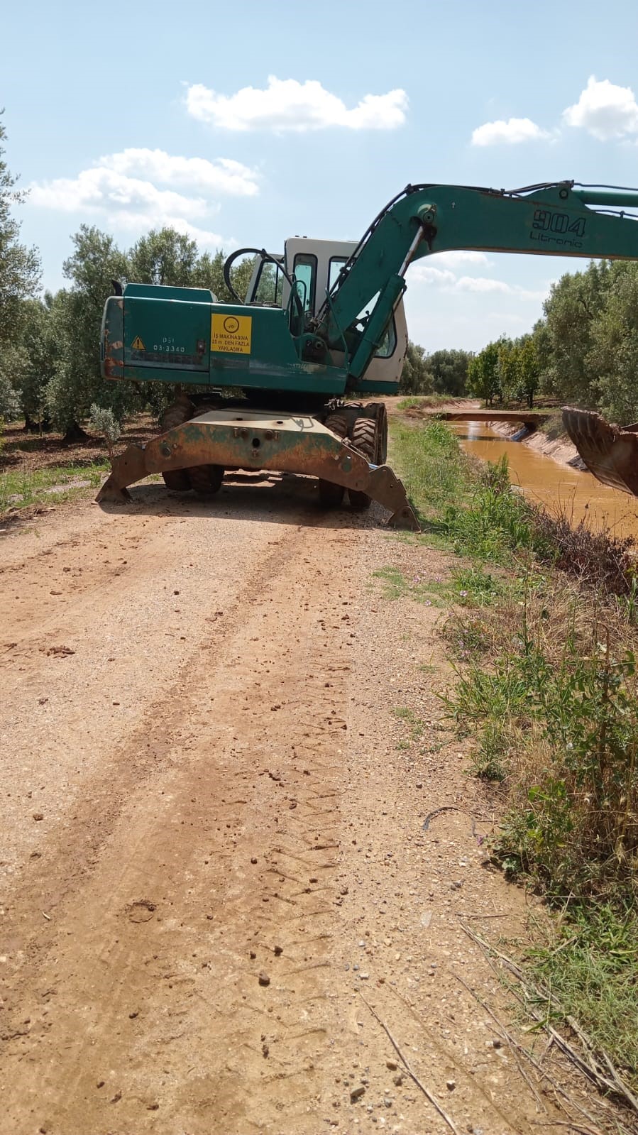 Selden etkilenen sulama kanallarında temizlik çalışmaları devam ediyor