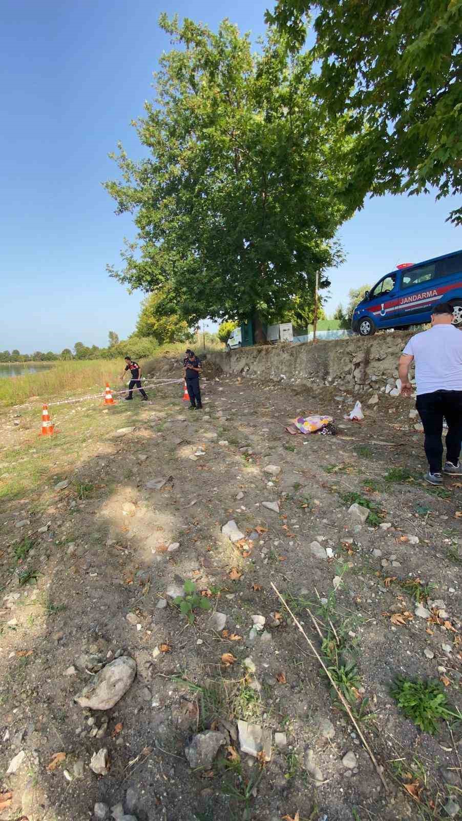 Gölün içinde patlamamış el bombası bulundu