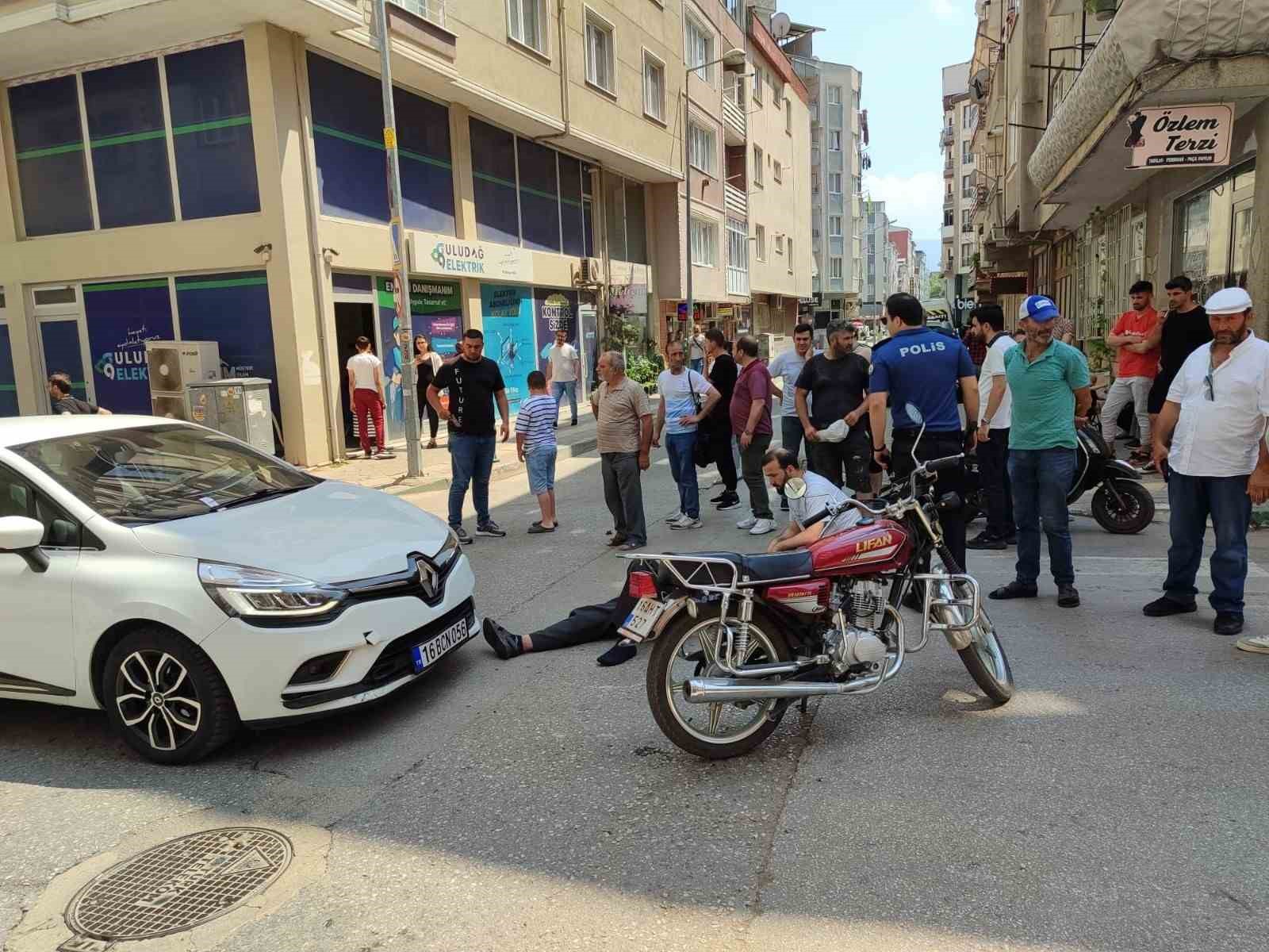 Otomobil motosiklete çarptı, yaşlı adam ölümden döndü