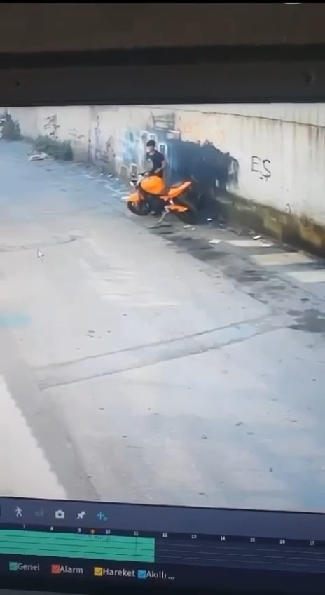 Motora baktı, beğendi, çaldı