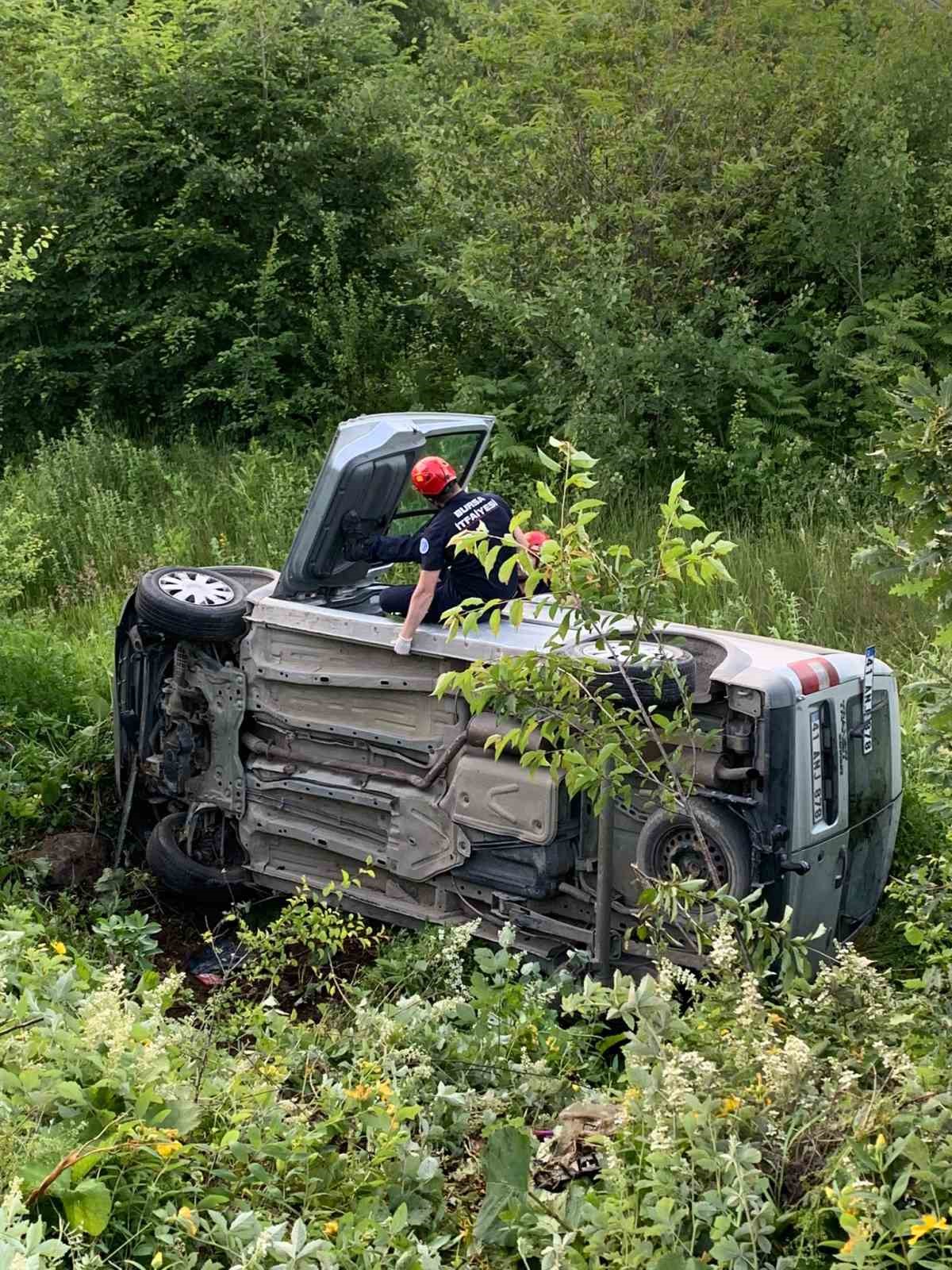 Bursa’da hafif ticari araç şarampole devrildi: 6 yaralı