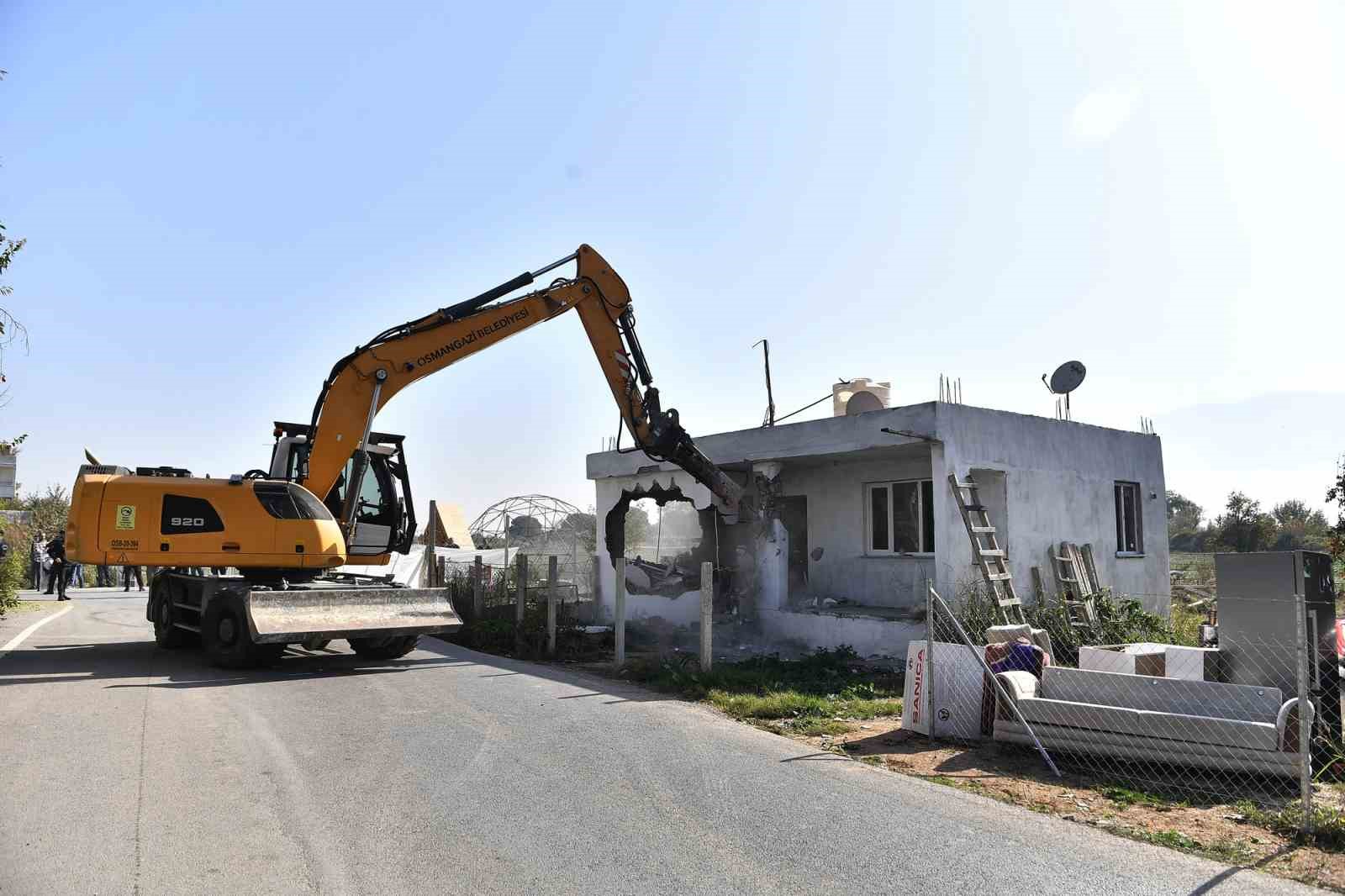 Osmangazi kaçak ve metruk yapılardan temizleniyor