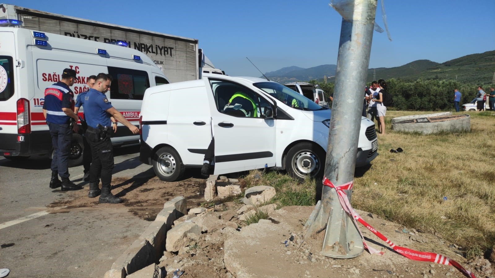 Yine aynı kavşak, yine kaza: Vatandaşlar yardım bekliyor