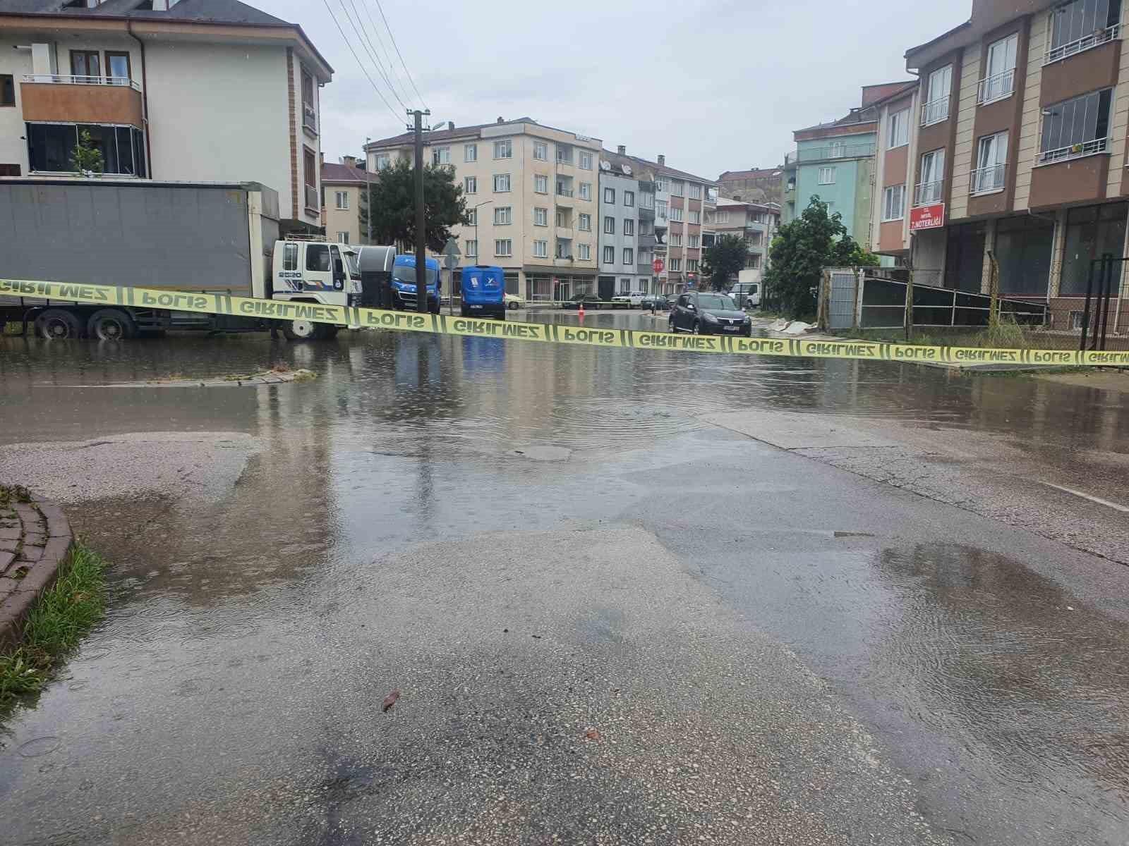 İnegöl’de sağanak yağış hayatı felç etti