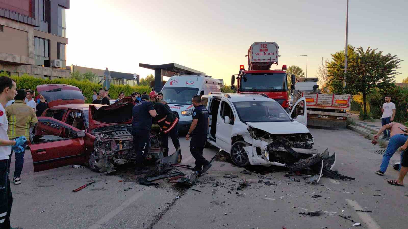 Hafif ticari araç ile otomobil kafa kafaya çarpıştı: 6 yaralı