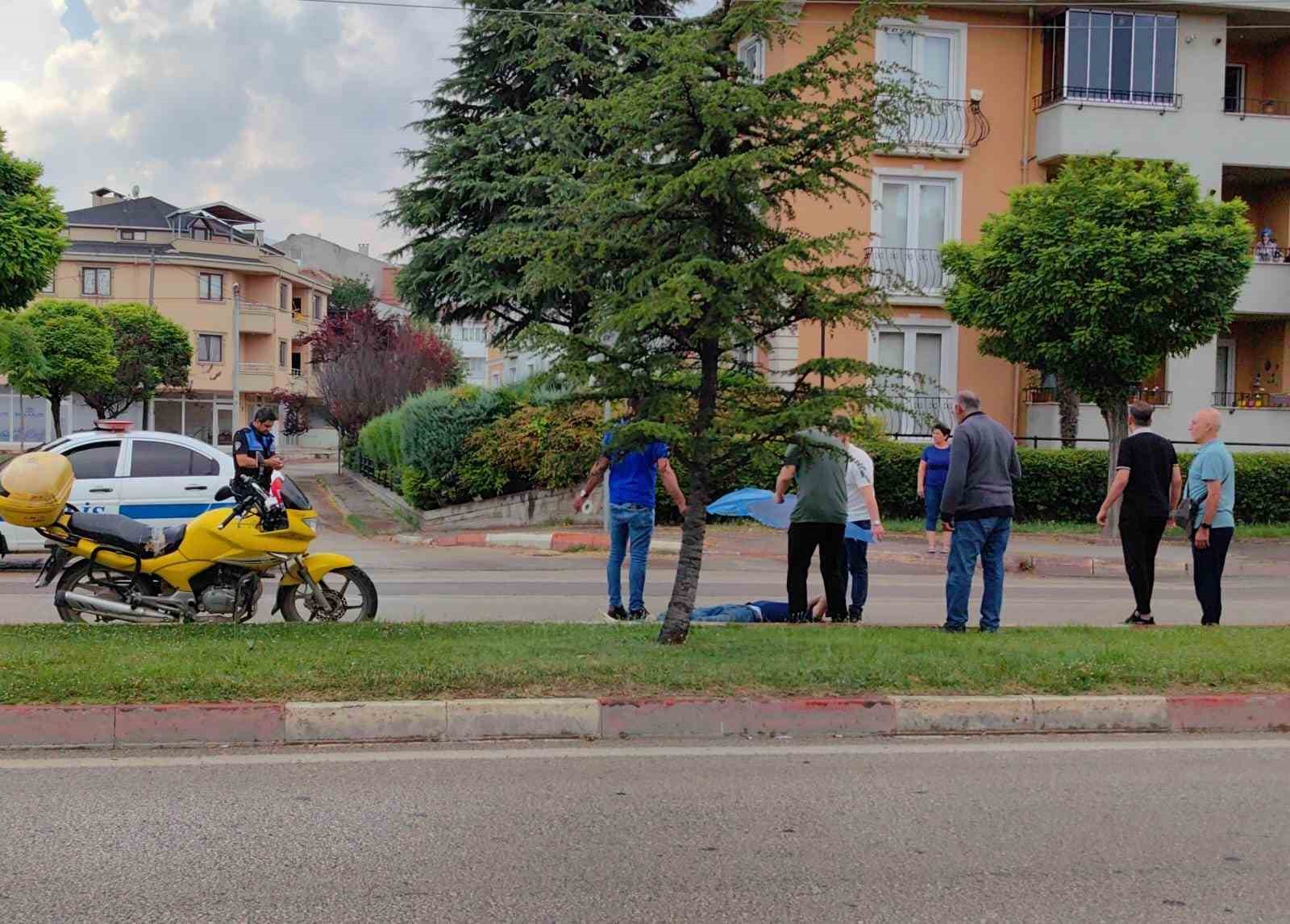 Kazada yaralanan PTT memurunu yağıştan çöp poşetiyle korudular