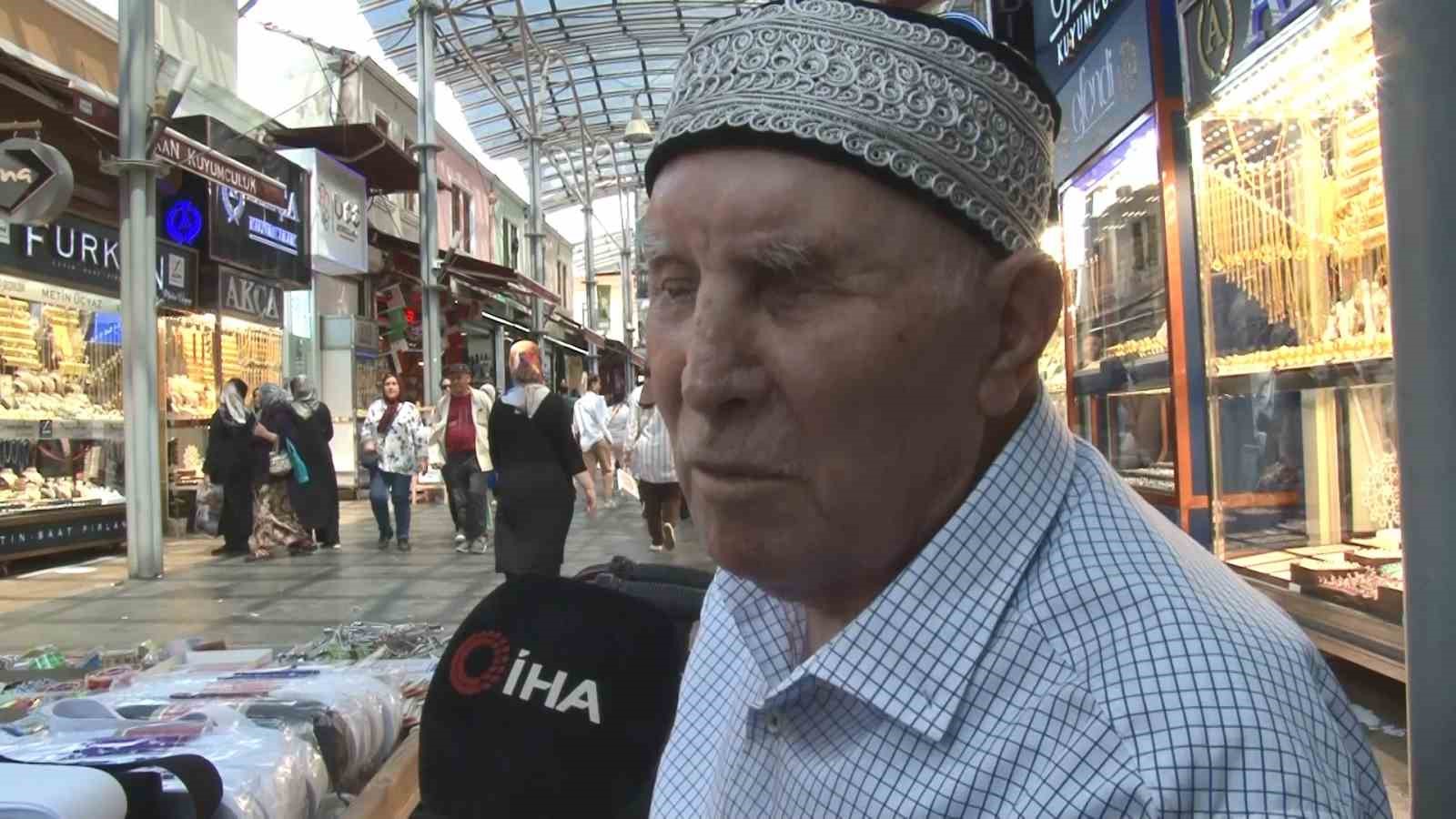 Gözleri görmeden tek başına 66 yıldır esnaflık yapıyor