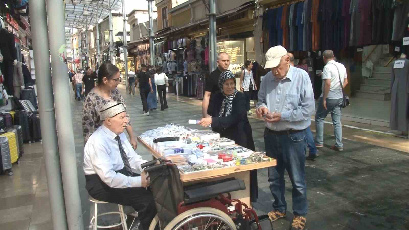 Gözleri görmeden tek başına 66 yıldır esnaflık yapıyor