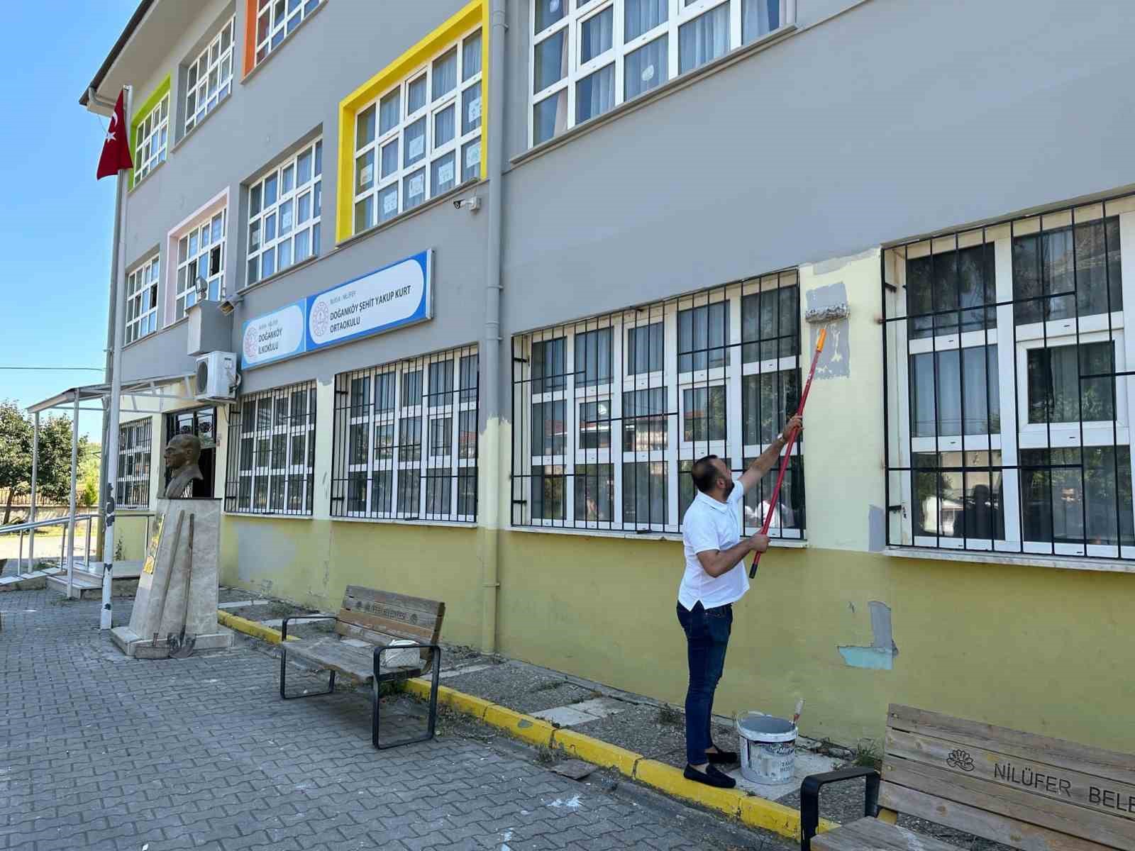 Fırçayı eline alan gönüllüller okulları boyadı