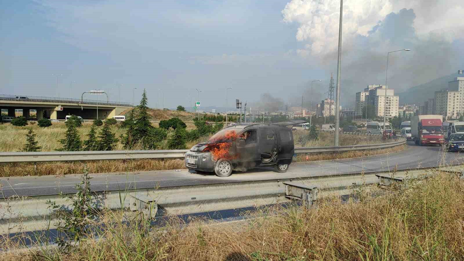 Seyir halindeki otomobil alev alev yandı