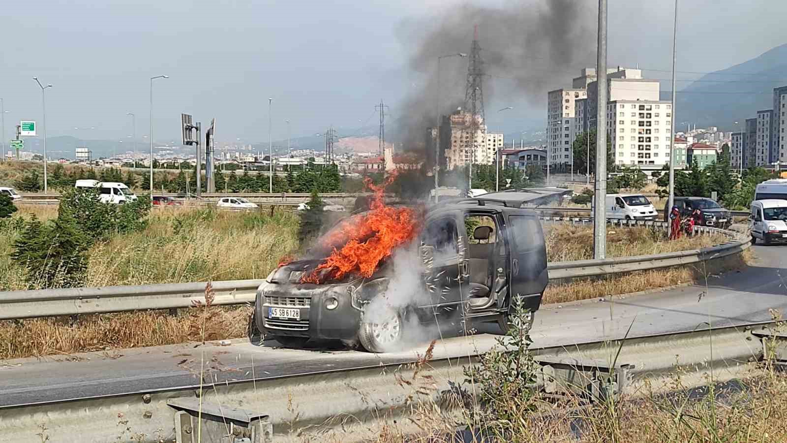 Seyir halindeki otomobil alev alev yandı