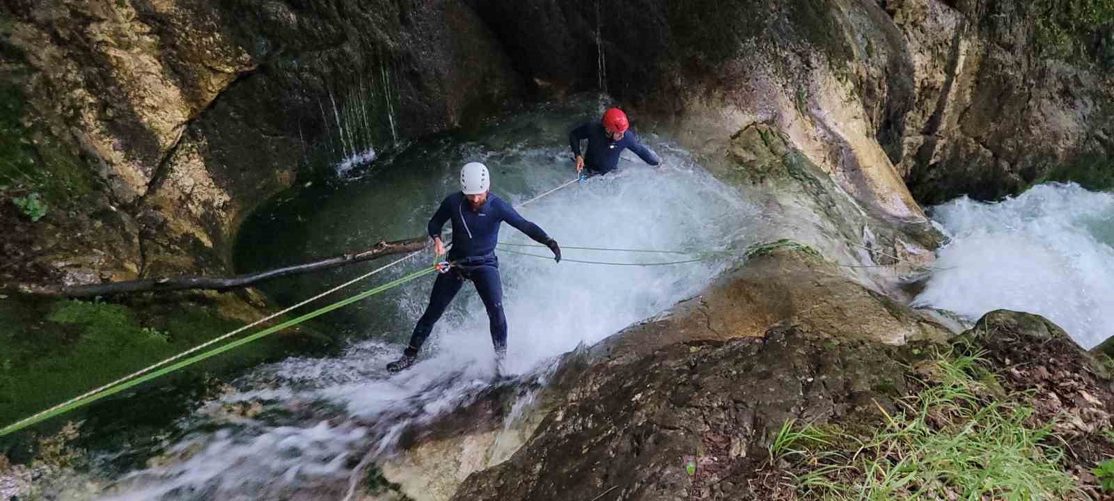 Uludağ’ın en dik şelalelerinden iple indiler