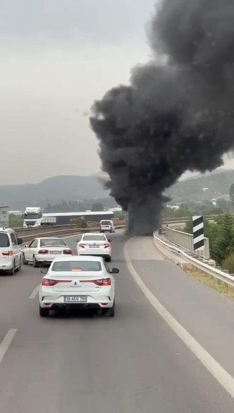 Seyir halindeki kamyonet alev alev yandı