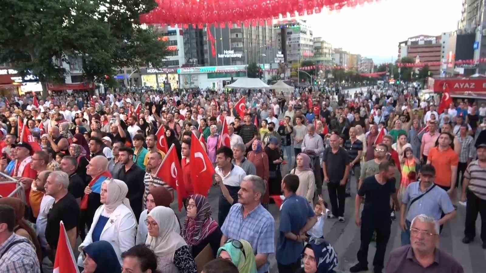 Bursalılar 15 Temmuz’un 7. yılında meydanlara akın etti