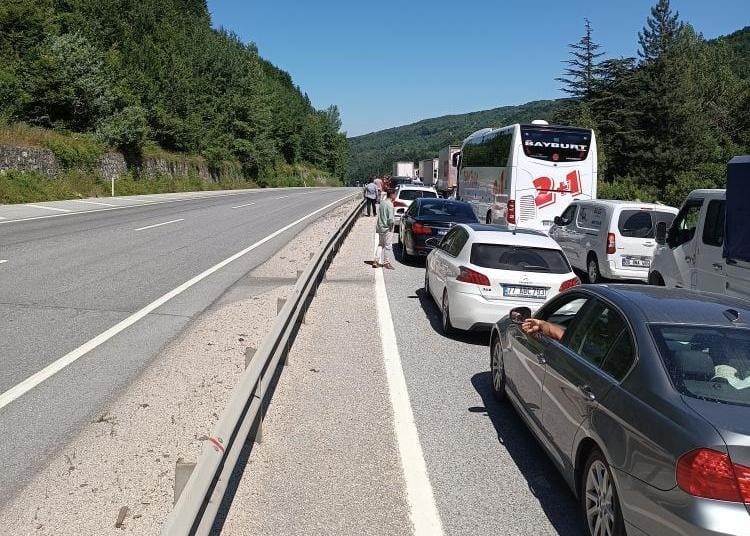 Kiraz yüklü kamyon devrildi, tonlarca meyve yola saçıldı