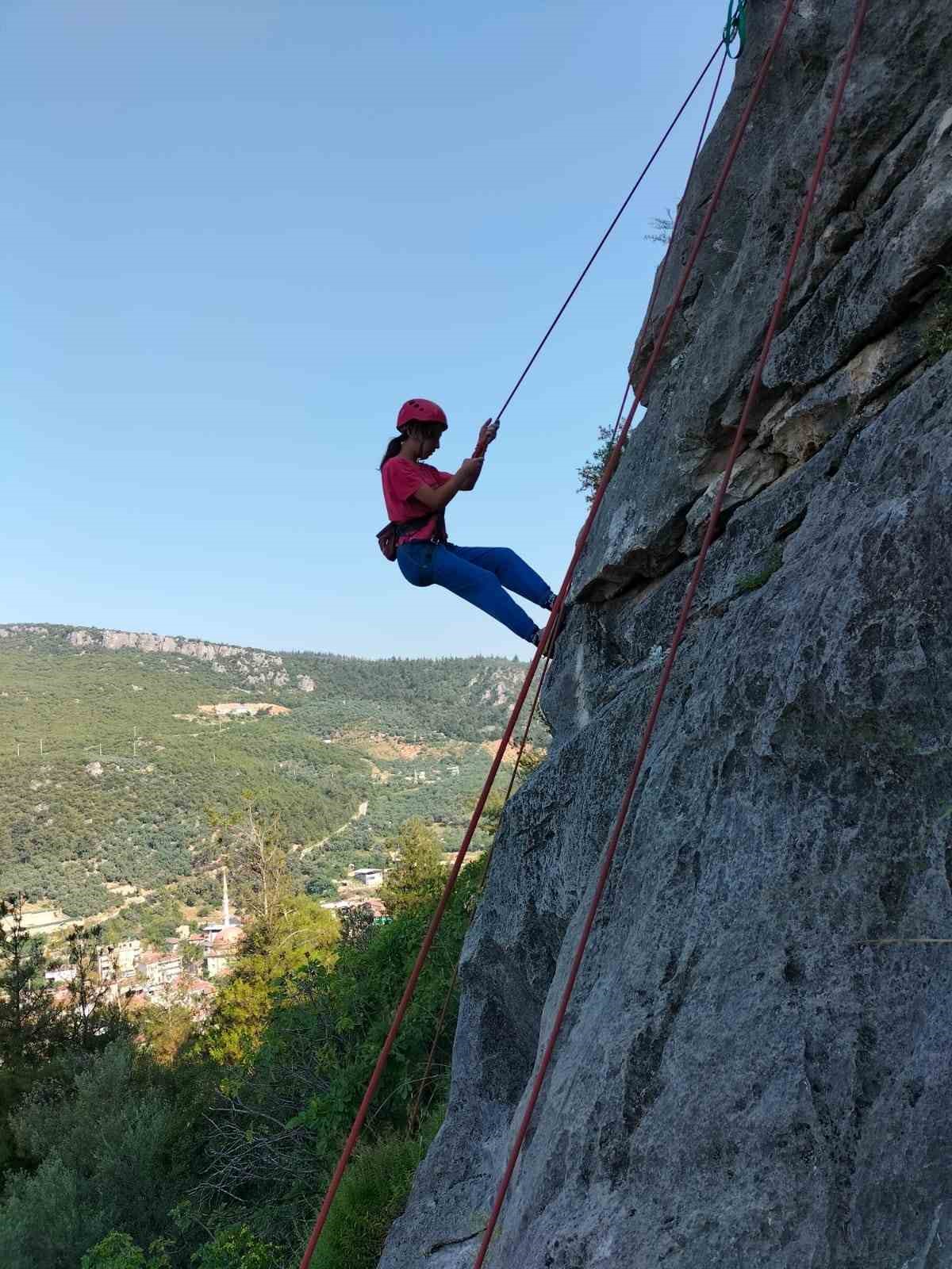 Küçük dağcılar uygulamalı eğitimde performanslarını gösterdiler