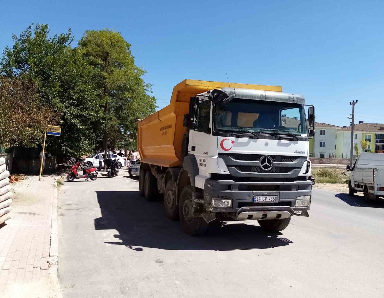 Kamyonla çarpışan otomobil bahçeye girdi