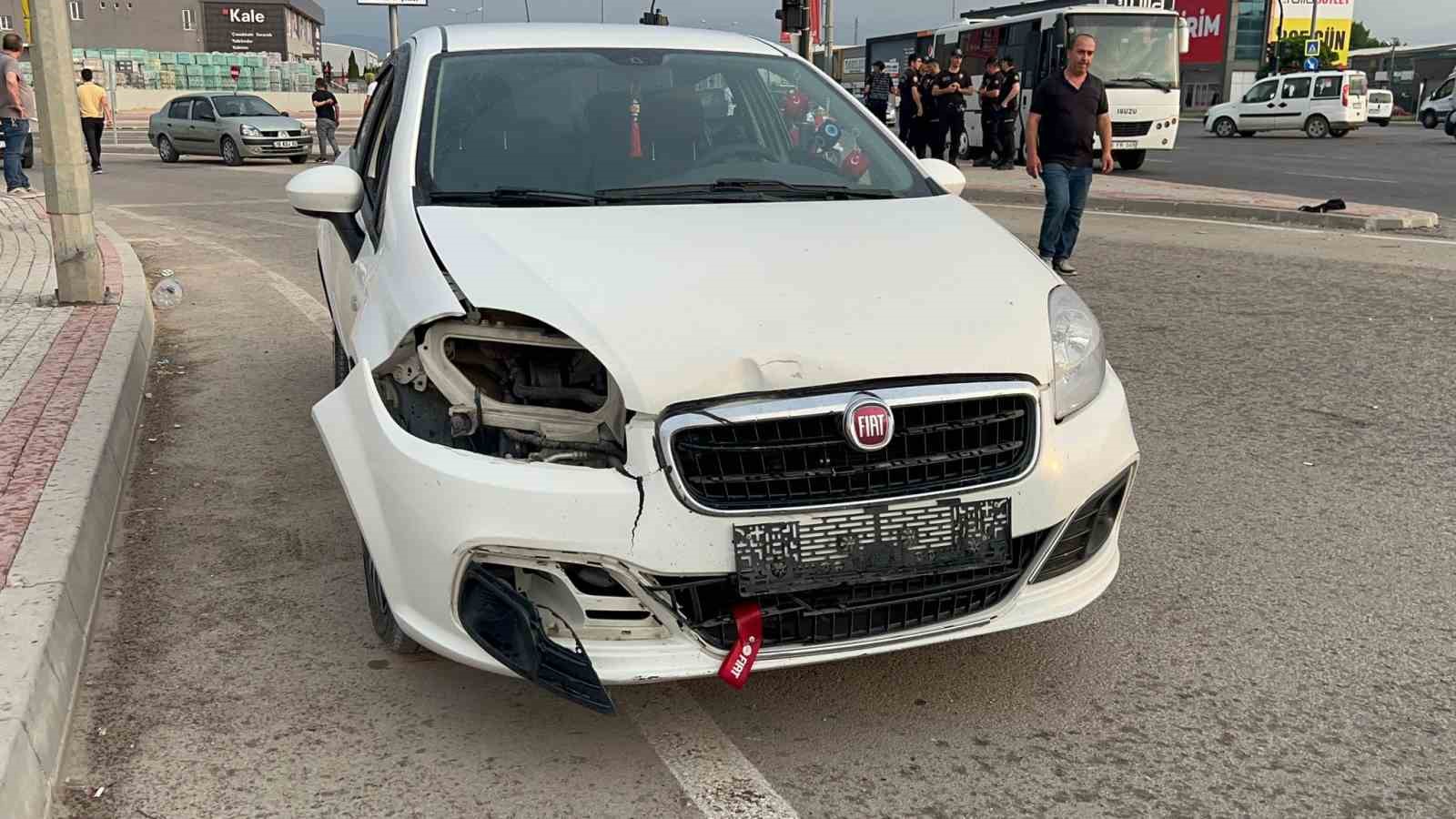 Maddi hasarlı kazanın ardından tekmeli yumruklu kavga: 4 yaralı