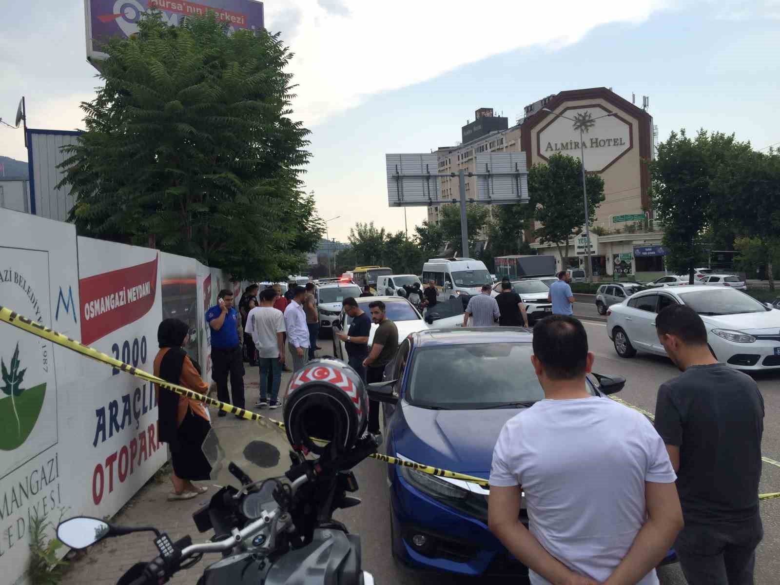 Otomobille seyir halindeyken arkadaşını boğazından bıçaklayarak öldürdü