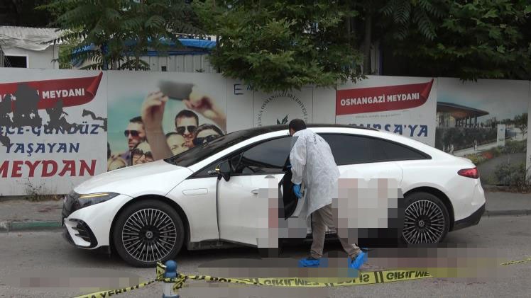 Otomobille seyir halindeyken arkadaşını boğazından bıçaklayarak öldürdü