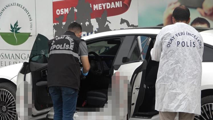 Otomobille seyir halindeyken arkadaşını boğazından bıçaklayarak öldürdü