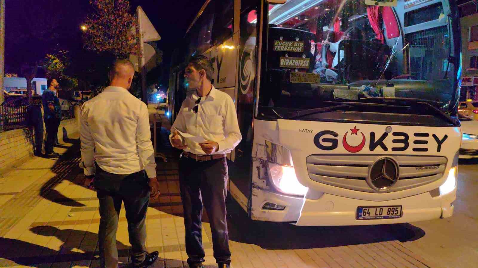 Otobüs şoförü kazada yaralanan yalnız hostesi bırakmadı