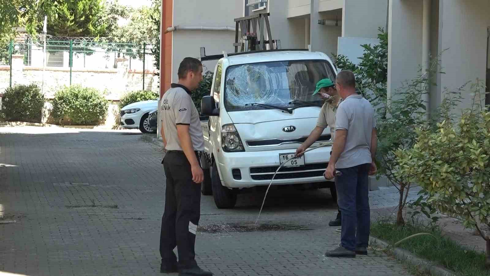 Cam balkon takarken 7. kattan düşen genç hayatını kaybetti