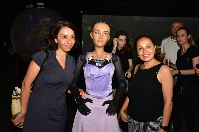 Vatandaşlık alan ilk robot! Sophia'ya 