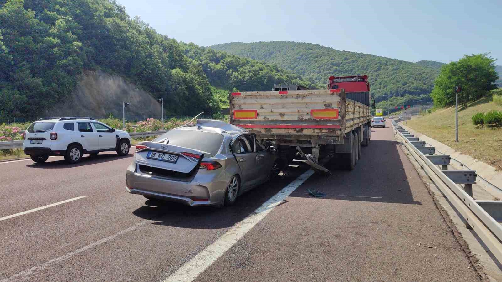 Tıra saplanan otomobilden sağ çıktı