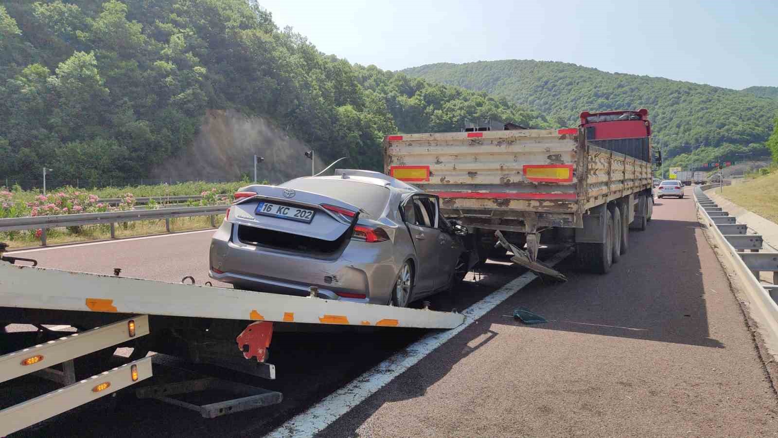 Tıra saplanan otomobilden sağ çıktı