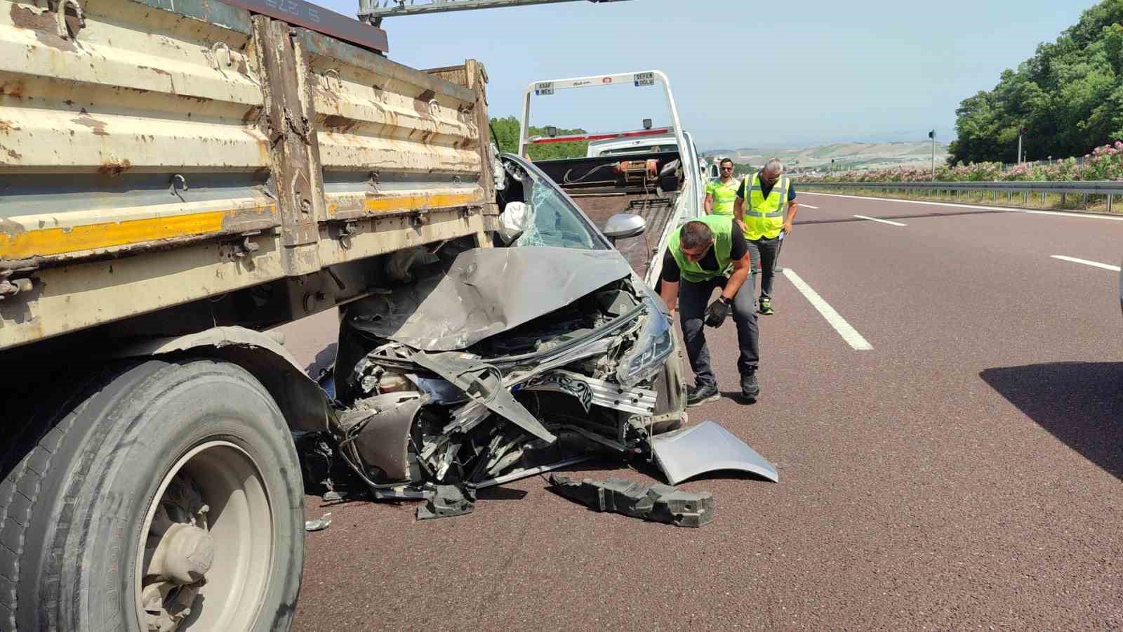 Tıra saplanan otomobilden sağ çıktı