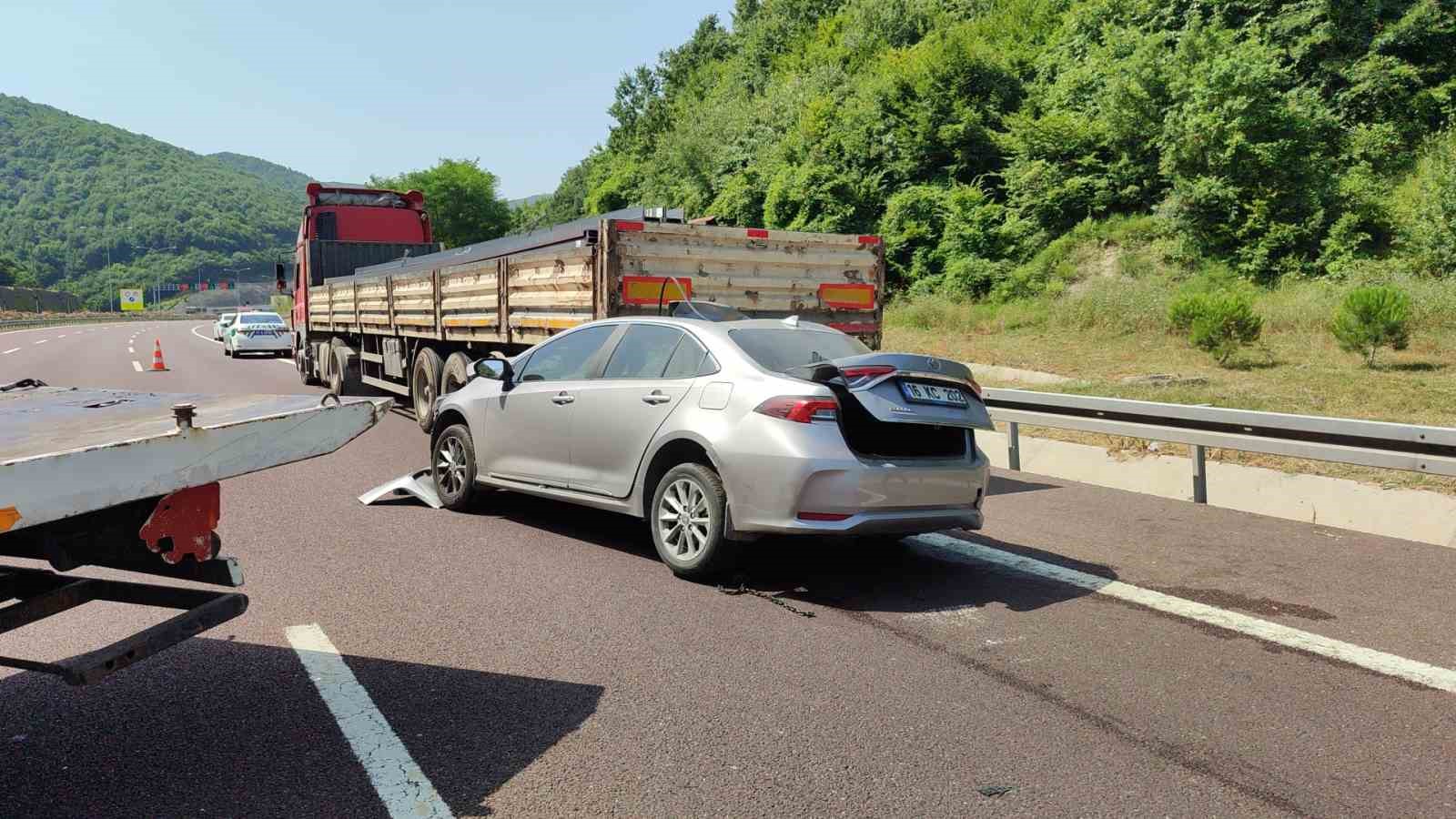 Tıra saplanan otomobilden sağ çıktı