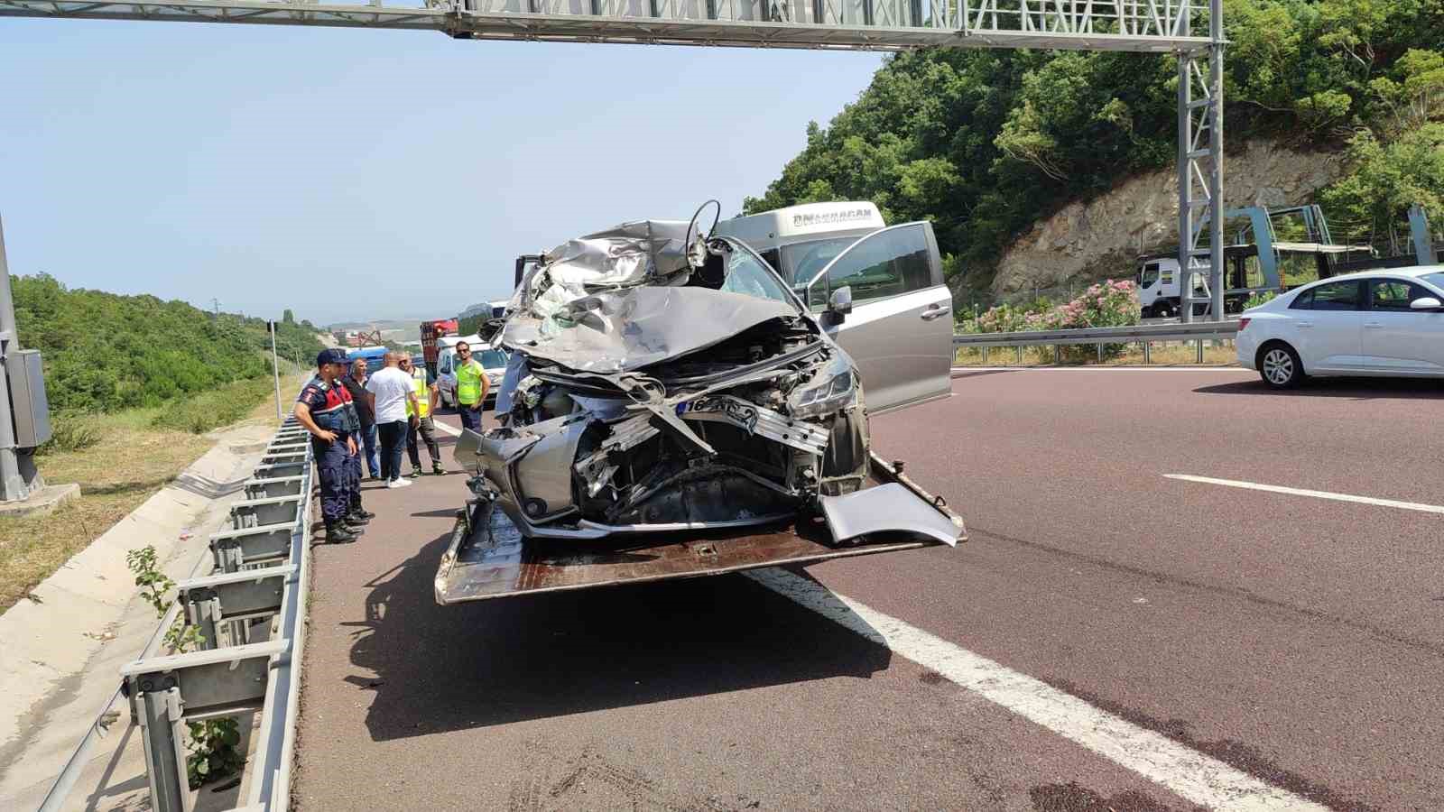 Tıra saplanan otomobilden sağ çıktı