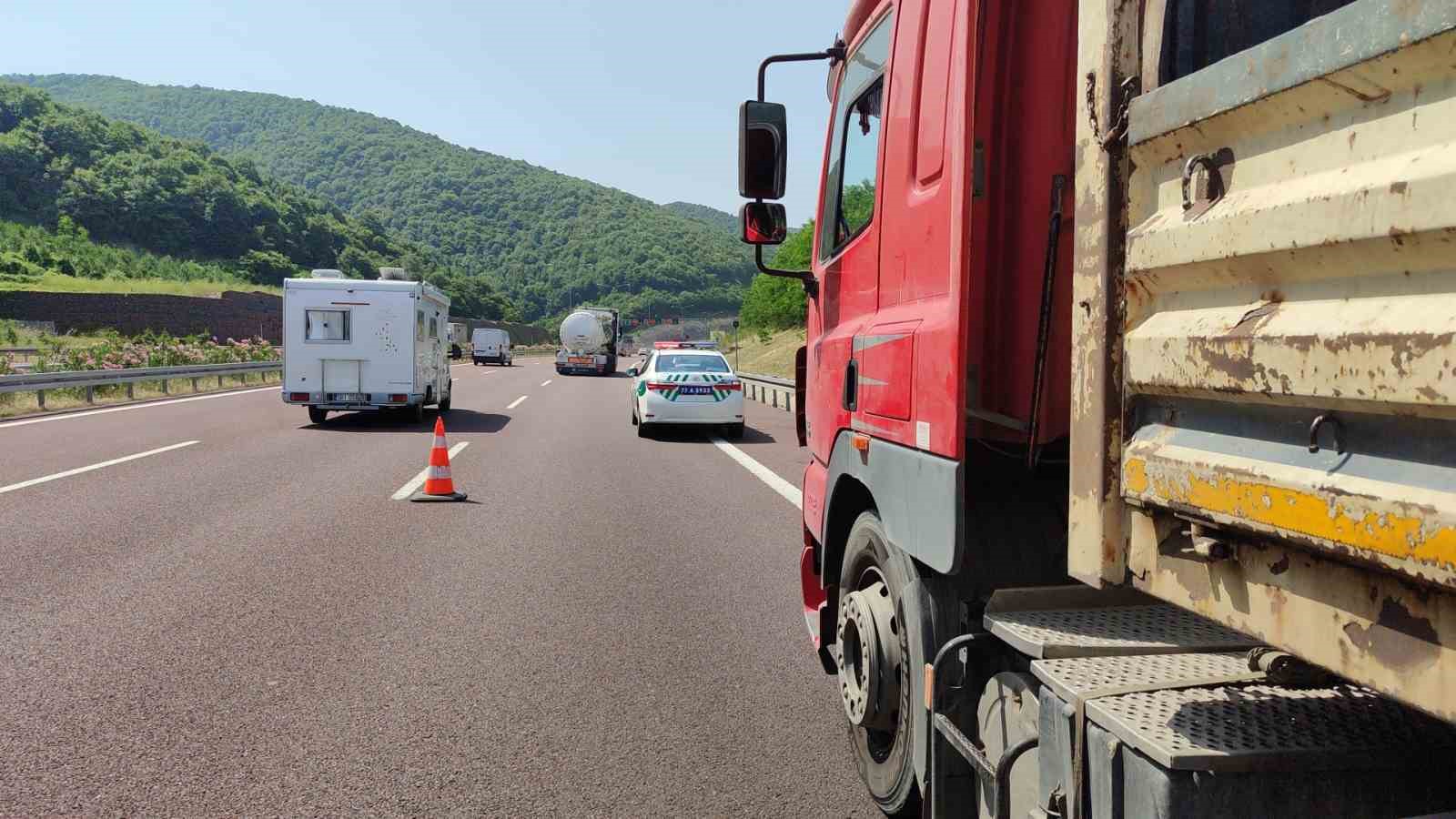 Tıra saplanan otomobilden sağ çıktı