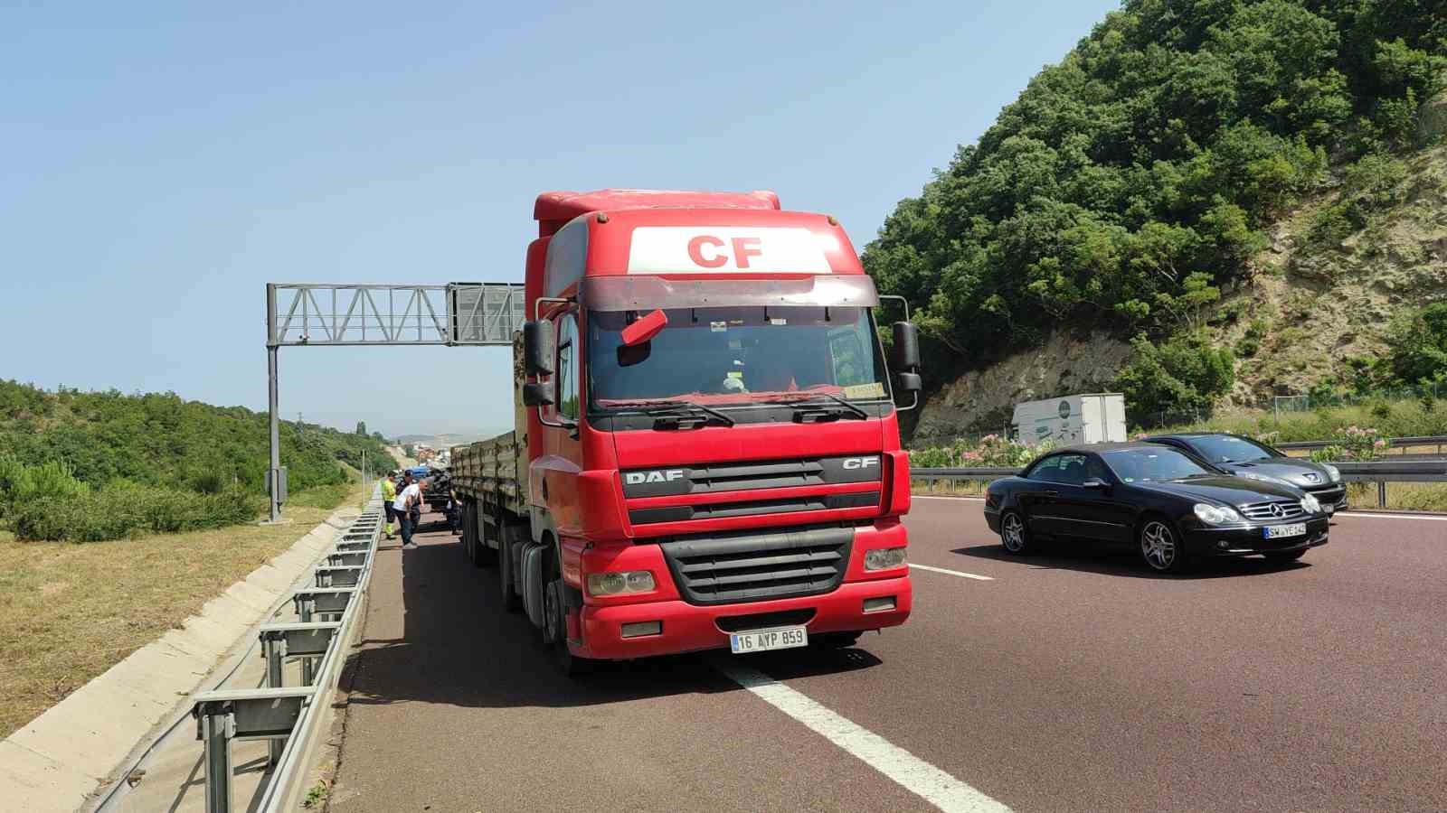 Tıra saplanan otomobilden sağ çıktı