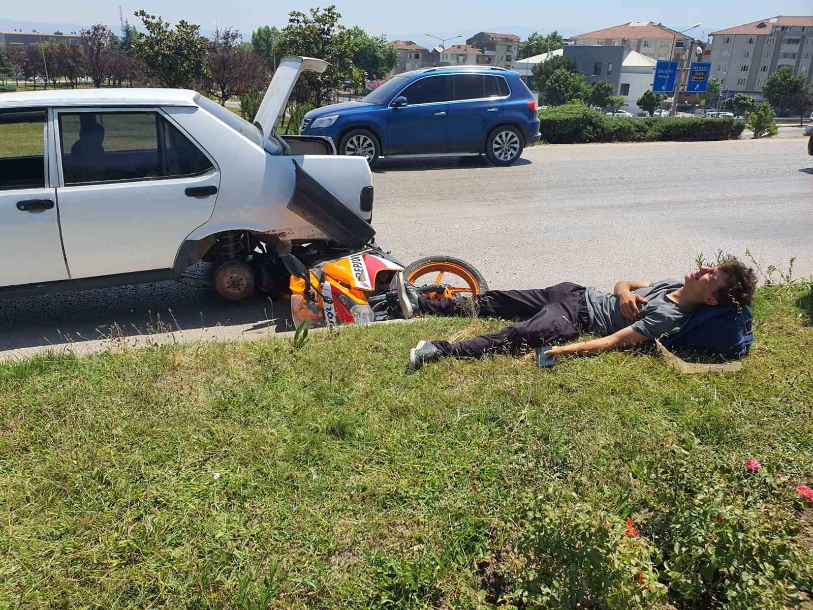 Arıza yapan otomobile çarpan motosiklet sürücüsü yaralandı