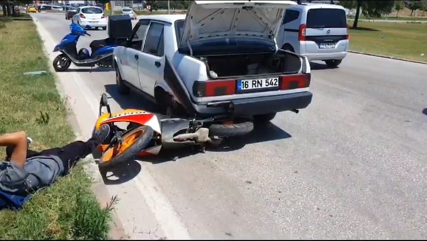 Arıza yapan otomobile çarpan motosiklet sürücüsü yaralandı