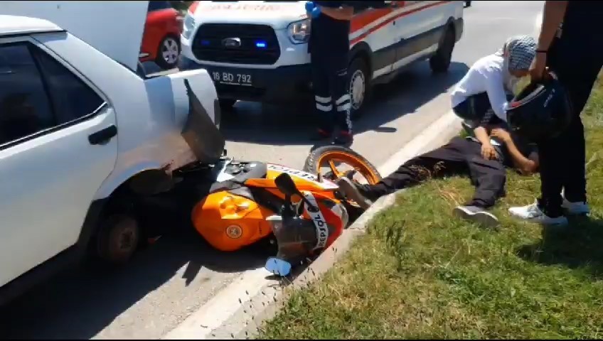 Arıza yapan otomobile çarpan motosiklet sürücüsü yaralandı