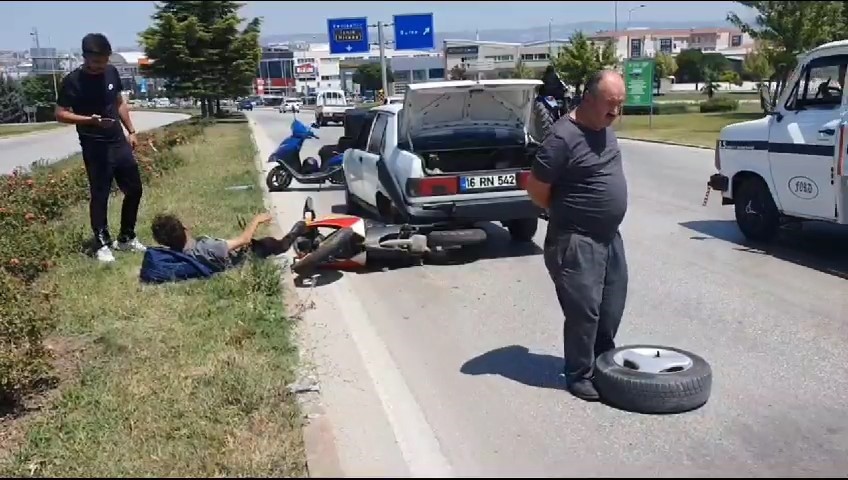 Arıza yapan otomobile çarpan motosiklet sürücüsü yaralandı