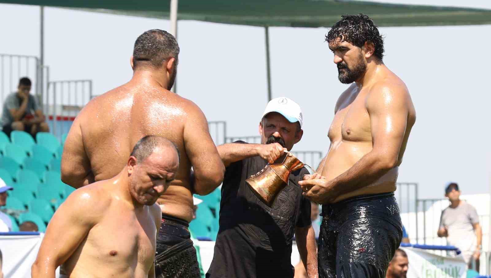 Pehlivanlar er meydanına çıktı