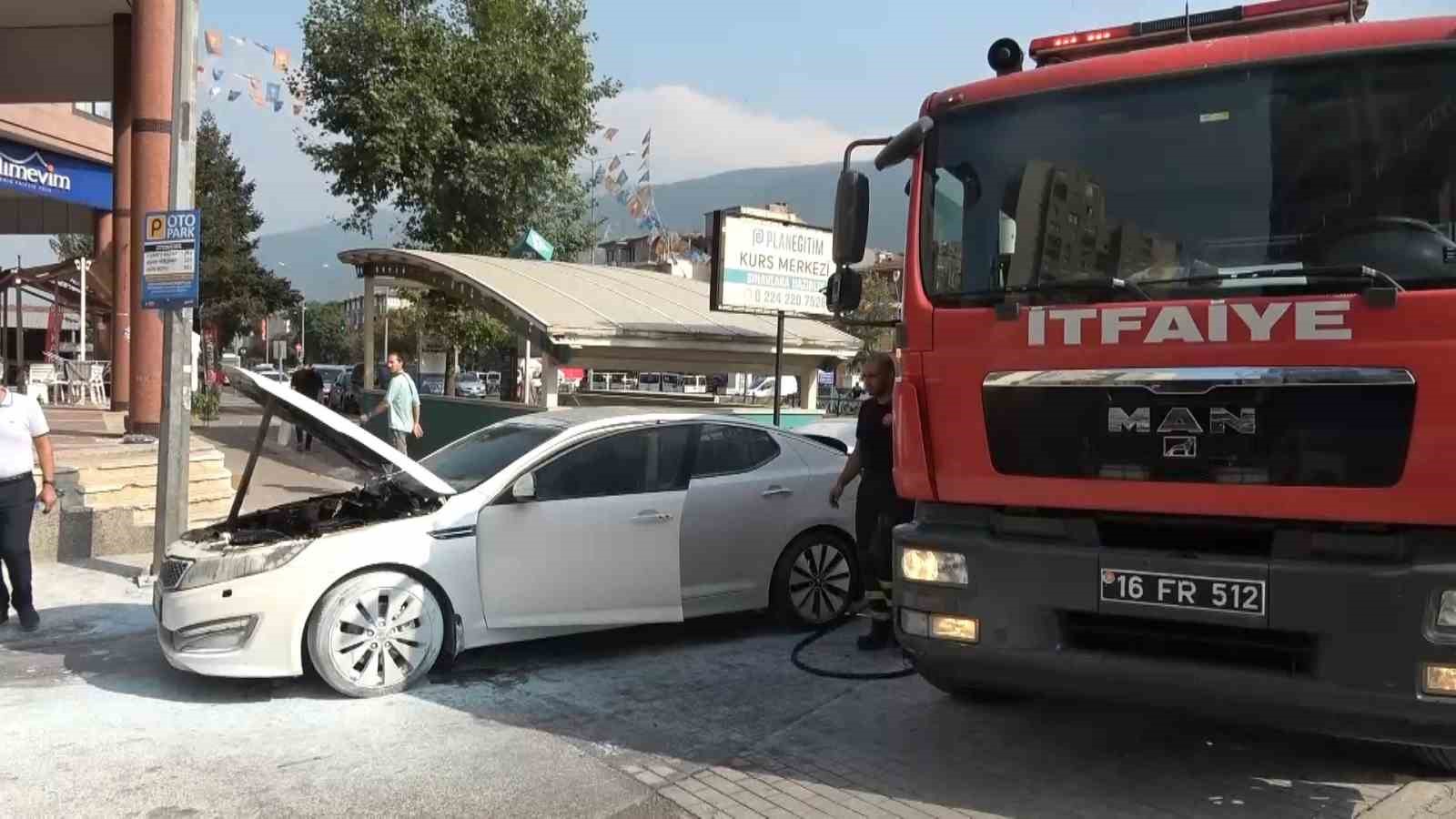 Seyir halindeki otomobil alev alev yandı