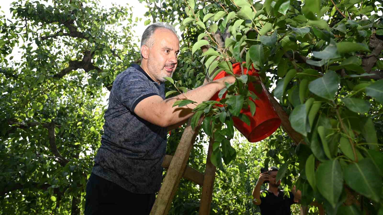 Başkan Aktaş’tan çiftçiye tarlada ziyaret