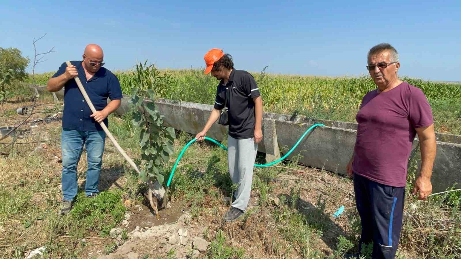 Yakup öğretmen sözünü tuttu, atamasının gerçekleştiği yaşı kadar ağaç dikti