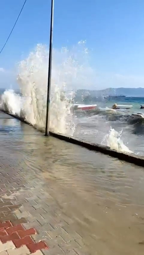 Gemlik’te dalgalar sahil yoluna taştı, o anlar kameraya yansıdı